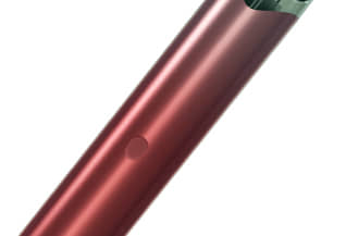 Die Rückseite der roten Vape ist zu sehen.