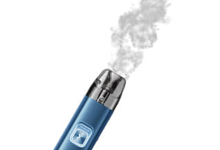 Der Pod sitzt in der Vape und es kommt Dampf oben raus.