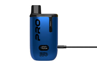 IVG Pro 15K Basisgerät in Blau beim Aufladen per USB-C-Kabel
